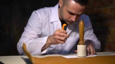 Eski zamanların canlandırma. Üretici deri ürünleri - ayakkabı, çanta, kemer, çanta ve diğerleri