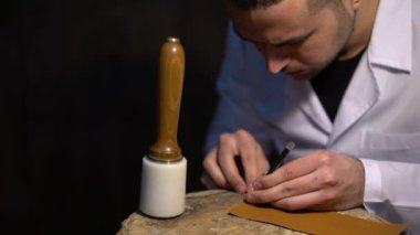 Eski zamanların canlandırma. Üretici deri ürünleri - ayakkabı, çanta, kemer, çanta ve diğerleri