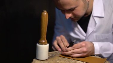 El ile kesme deri el sanatları deri ürünleri imalat sırasında. Skinner atölye, yakın çekim master ve üretim sürecinin gösteren el vurdu.