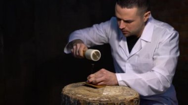 Eski zamanların canlandırma. Üretici deri ürünleri - ayakkabı, çanta, kemer, çanta ve diğerleri