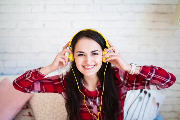 Sabah müzik dinleme yatağa evde oturan güzel kadın portresi