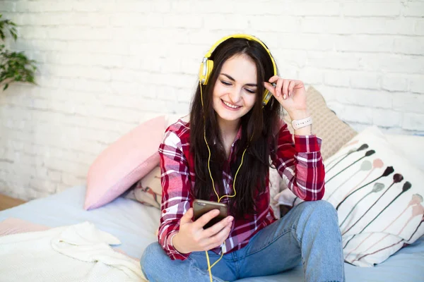Sabah müzik dinleme yatağa evde oturan güzel kadın portresi