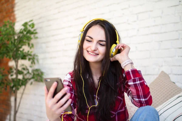 Sabah müzik dinleme yatağa evde oturan güzel kadın portresi