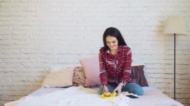 Karışık ırk kadın yatakta kulaklıklar müzik dinlemek