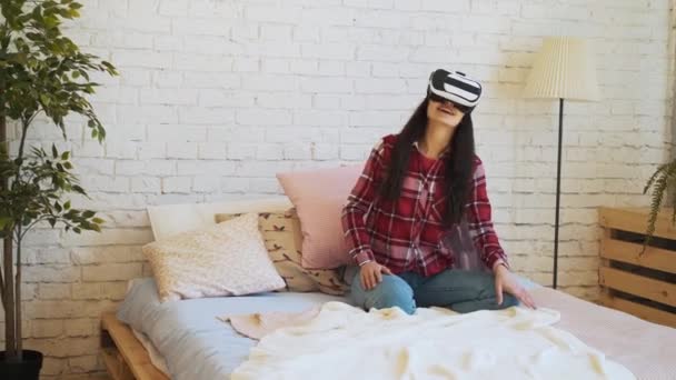 Mujer joven con gafas de realidad virtual — Vídeos de Stock