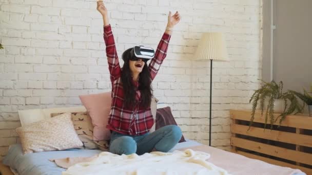 Mujer joven con gafas de realidad virtual — Vídeos de Stock
