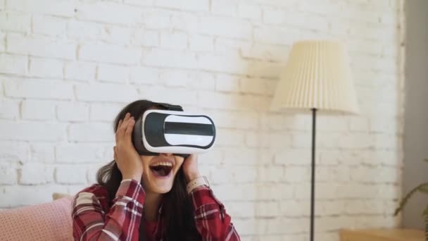 Ung kvinna bär virtuella verklighets glasögon — Stockvideo