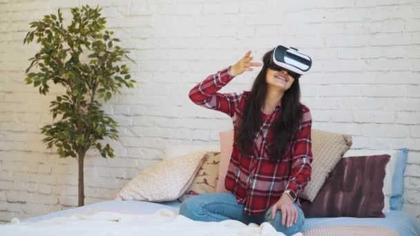 Jeune femme portant des lunettes de réalité virtuelle — Video