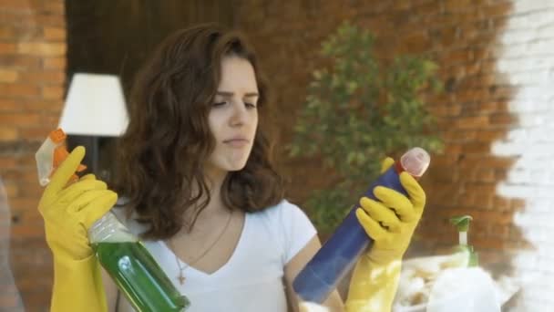 Красивая молодая девушка убирает свой дом — стоковое видео