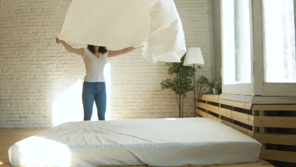 침대를 만드는 젊은 아름 다운 여자 — 비디오