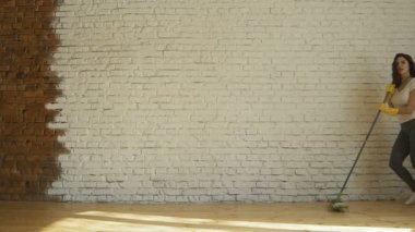 Mutlu kadın ev, temizlik gibi mikrofon paspas, şarkı ve eğleniyor, uzay kopyalayın. Ev işleri, ev işlerini kavramı
