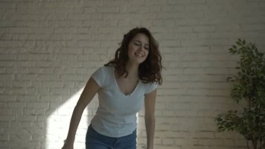 Genç güzel kadın yatak yapma
