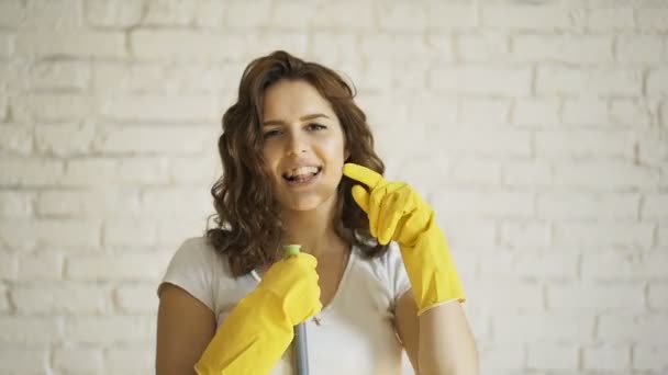 Vrouw schoonmaken parketvloer in de woonkamer. Close-up. — Stockvideo