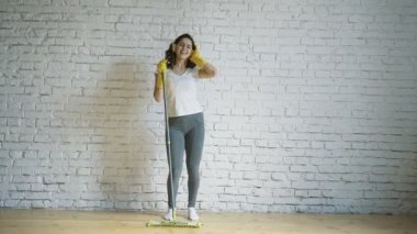 Oturma odasında parke zemin temizlik kadın. Yakın çekim.