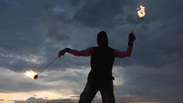 Heldere zonsondergang, de man met het vuur is gelegen op de berg. Vuurshow. — Stockvideo