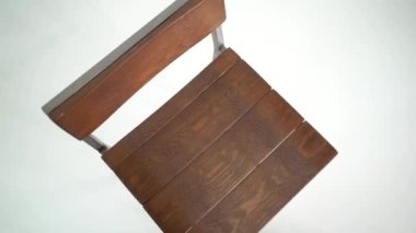 Bar tabure beyaz zemin üzerine çelik