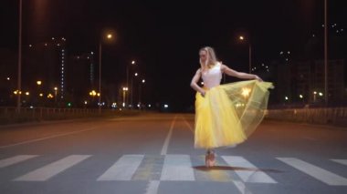 güzel balerin bir şehir sokak dansı.