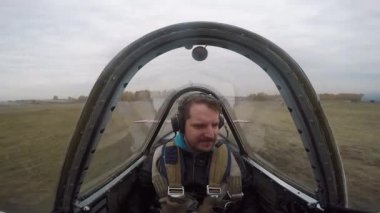 Aşırı uçuş küçük spor uçağa. Bir adam gökyüzünde duygular uçar