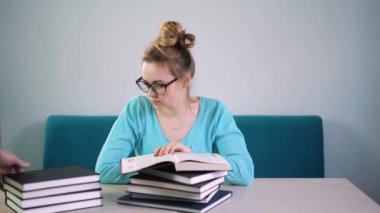 Üniversite kütüphanesinde açık kitap okuyan zeki bir öğrencinin portresi.