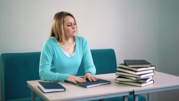 Портрет умного студента с открытой книгой, прочитанной в библиотеке колледжа — стоковое видео