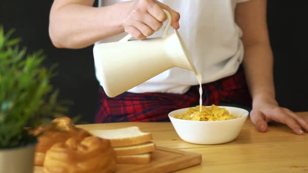 Leche vertiendo en un tazón de cereal en cámara lenta — Vídeos de Stock