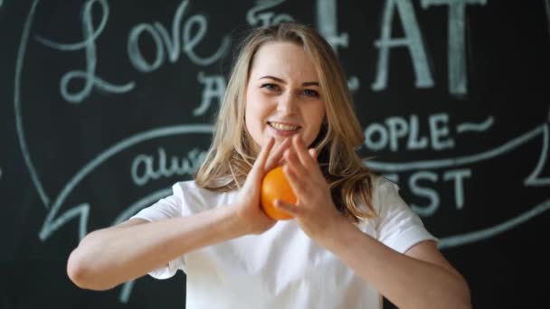 Exprimir jugo de naranja en un vaso — Vídeo de stock