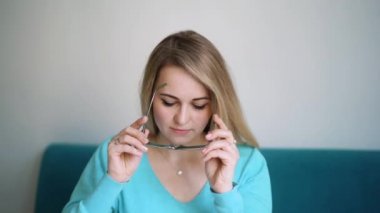 Güzel kadın şık gözlük koyar. Kız gözlük takmaz. Gözlük gülümsemek. Gözlüklü kız