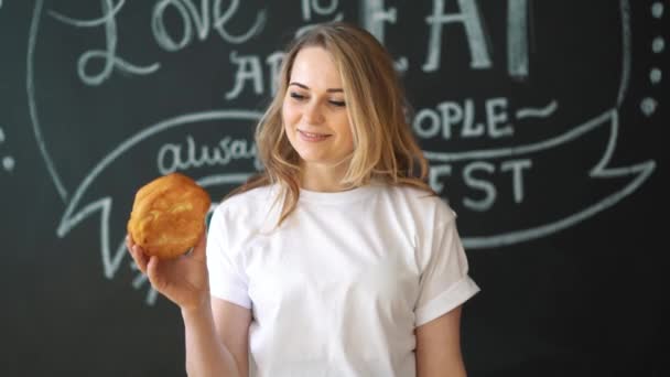 Zdravé nebo škodlivé potraviny, dívka před výběrem jídla — Stock video