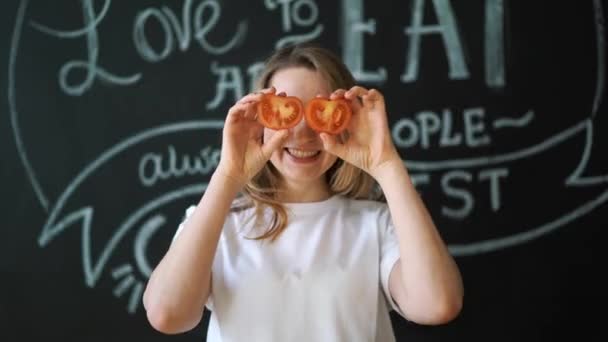 Chica feliz con aspecto de tomates — Vídeo de stock