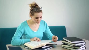 Güzel kadın şık gözlük koyar. Kız gözlük takmaz. Gözlük gülümsemek. Gözlüklü kız