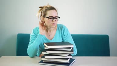 Kitap ve belgeler üzerinde uyku ve uyanma yorgun kadın