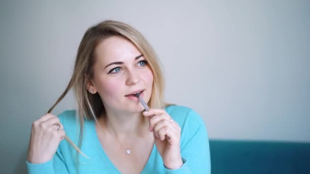 Schöne Frau setzt eine stylische Brille auf. Mädchen trägt Brille. Brille in Großaufnahme. Mädchen mit Brille — Stockvideo