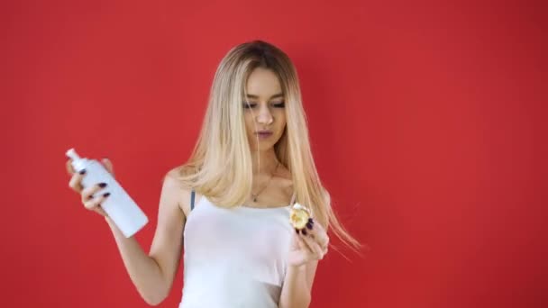 Portret van jonge mooie perfecte sexy vrouw met blond haar, modieuze stijl. Het meisje crème zet op een cupcake en eet met genoegen. — Stockvideo