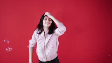 Sabun köpüğü üfleyen kız