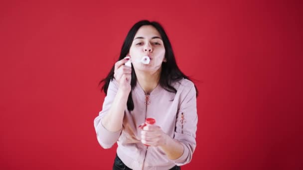 Дівчина дме мильні бульбашки — стокове відео