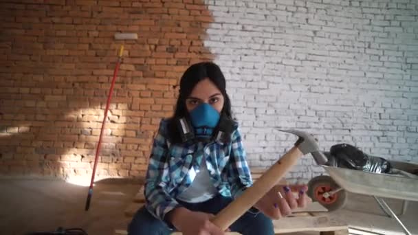 Chica constructor con martillo . — Vídeo de stock