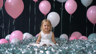 Mutlu köpüklü beyaz elbiseli genç kız yükseltilmiş elleri ve gülümseme ile kutluyor veya eğlenirken konfeti yakalamak ise sevinçle çığlık atıyor