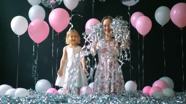 Concept de fête des mères. femme heureuse et jeune fille célébrer anniversaire plaing confettis — Video