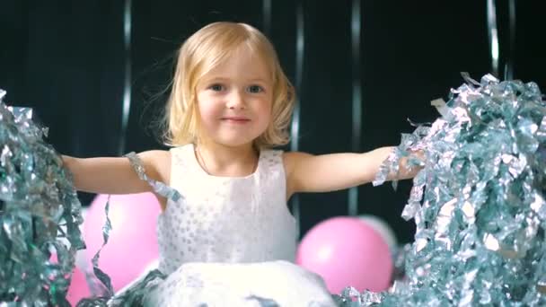 Happy νεαρό κορίτσι σε λευκό φόρεμα αστραφτερό γιορτάζει με υψωμένα τα χέρια και χαμόγελο ή κραυγές με χαρά ενώ αλίευση κομφετί ενώ έχοντας τη διασκέδαση — Αρχείο Βίντεο