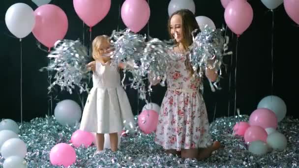 母の日の概念。幸せな女と若い女の子を祝う誕生日 plaing 紙吹雪 — ストック動画