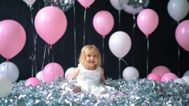 Mutlu köpüklü beyaz elbiseli genç kız yükseltilmiş elleri ve gülümseme ile kutluyor veya eğlenirken konfeti yakalamak ise sevinçle çığlık atıyor