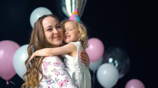 母と娘を抱き締めると、カメラ目線の愛。祭、ママと女の子のキスで — ストック動画