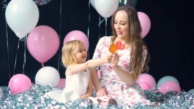 Anne ve şeker ile kız