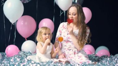 Anne ve şeker ile kız