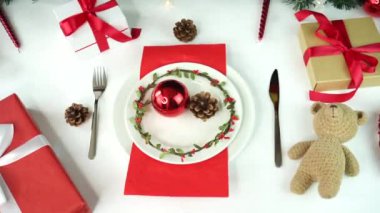 Noel masasında boş tabak ve hediyeler
