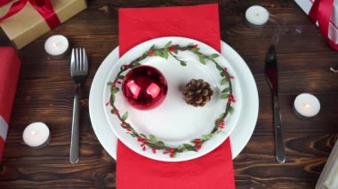 Noel masasında boş tabak ve hediyeler