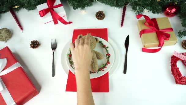На рождественском столе пустая тарелка и подарки — стоковое видео
