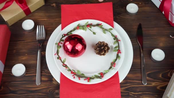 En la mesa de Navidad plato vacío y regalos — Vídeo de stock