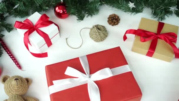 Різдвяні подарунки на столі — стокове відео