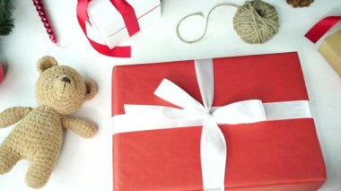 Noel hediyeleri masada.